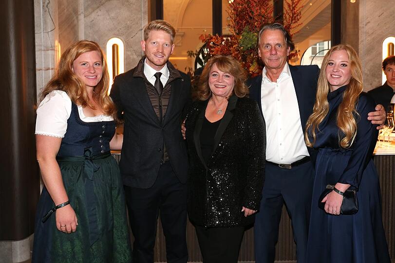 Der mächtige (und strahlende!) Schörghuber-Clan: Alexandra Schörghuber (M.) mit ihrem Mann Bernd Werndl und ihren Kindern Stephanie, Florian und Michaela (r.) bei der großen Eröffnungsparty.
