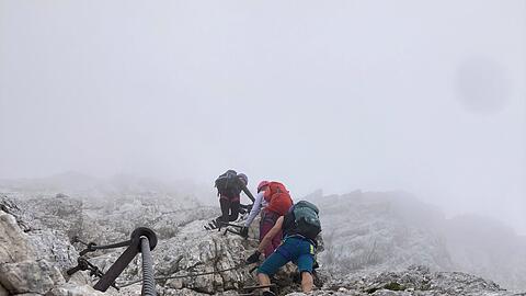 Am Klettersteig gehören festes Schuhwerk, Helm, Gurt und Klettersteigset zur Ausrüstung.