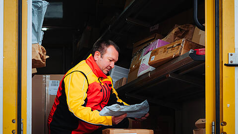 Seit fast 20 Jahren arbeitet Christian K&uuml;spert als Paketzusteller bei der DHL. An seinem Job gefallen ihm besonders &bdquo;die netten Leute&ldquo;, denen er t&auml;glich bei seinen Zustelltouren begegnet.