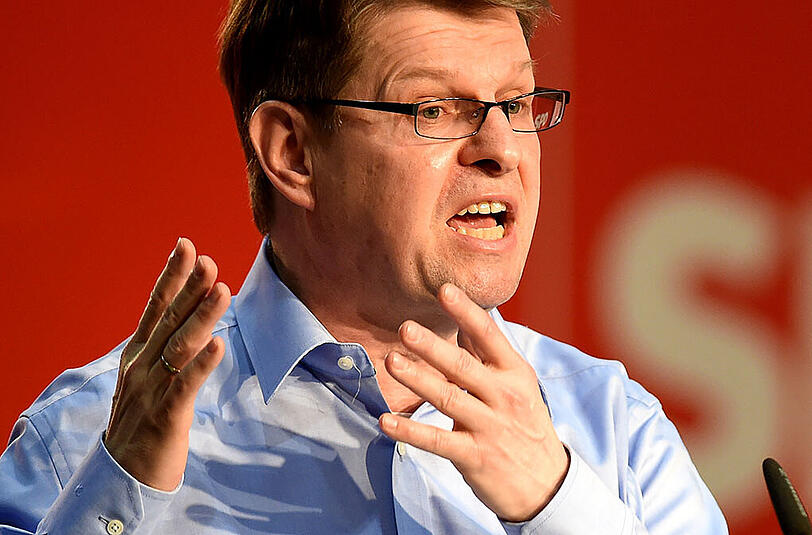Stegner gab dem bayerischen Ministerpräsidenten indirekt eine Mitschuld an den Anschlägen auf Flüchtlingsheime.