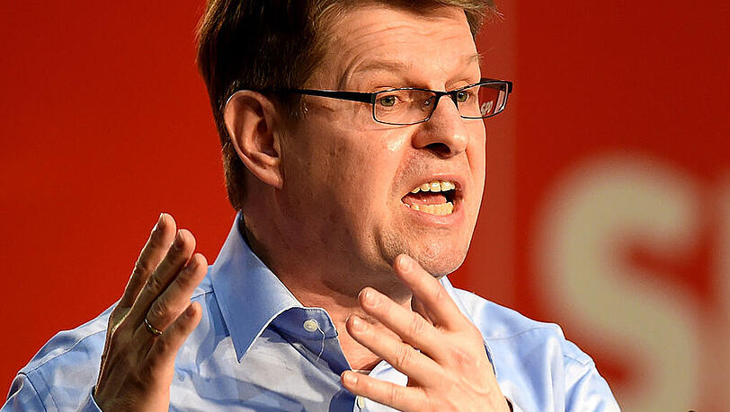 Stegner gab dem bayerischen Ministerpräsidenten indirekt eine Mitschuld an den Anschlägen auf Flüchtlingsheime. Stegner gab dem bayerischen Ministerpräsidenten indirekt eine Mitschuld an den Anschlägen auf Flüchtlingsheime.