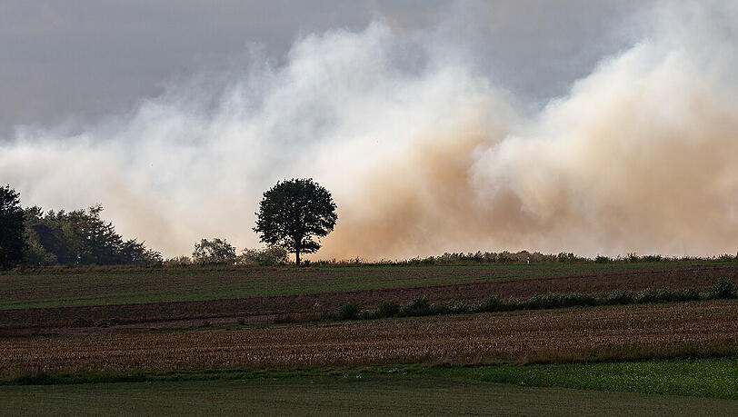 Der Qualm des Moorbrandes zieht über ein Feld. Auf einem Testgelände der Bundeswehr stehen fünf Hektar Moorland in Brand. Der Qualm des Moorbrandes zieht über ein Feld. Auf einem Testgelände der Bundeswehr stehen fünf Hektar Moorland in Brand.