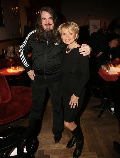 Das Schönste am AZ-Sternefest sind die Begegnungen sonst eher fremder Kulturwelten: Uschi Glas und der AZ-Sternepreisträger Jonathan Meese verstanden sich prächtig