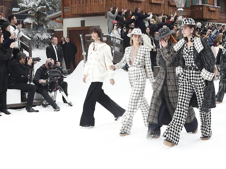 Die letzten Entwürfe von Karl Lagerfeld bei der Chanel-Show in Paris.