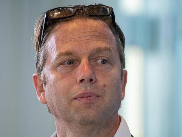 Michael Hölscher nimmt an einer Pressekonferenz teil. Foto: Peter Kneffel/dpa-pool/dpa