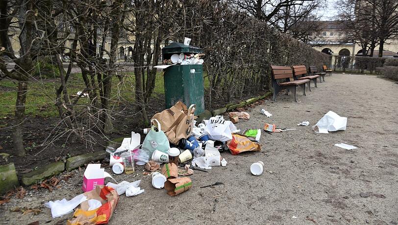 Müll im Hofgarten, entdeckt und fotografiert von AZ-Leser Djordje Matkovic. Ärgernisse wie diese sollen bald per App gemeldet werden können.