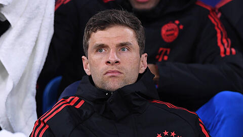Thomas Müller sitzt gegen Manchester City zunächst auf der Bank.
