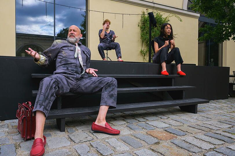 Sven Schöcker (links), Leiter der Theaterspiele in der Glyptothek, hier in der Inszenierung von "Alkestis" Sven Schöcker (links), Leiter der Theaterspiele in der Glyptothek, hier in der Inszenierung von "Alkestis"