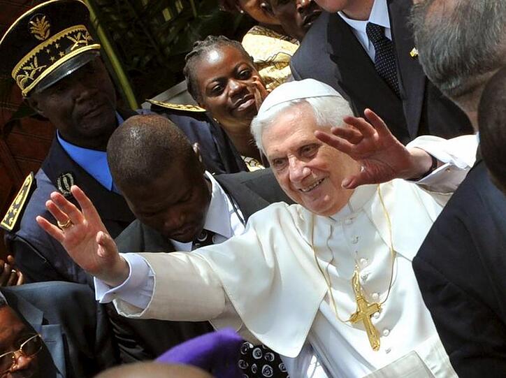 In Afrika segnet Papst Benedikt die Gläubigen - in München wächst die Kritik an ihm.