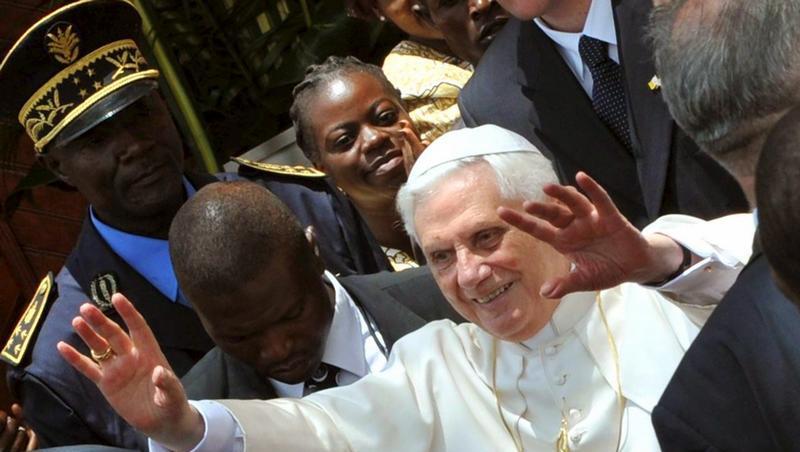 In Afrika segnet Papst Benedikt die Gläubigen - in München wächst die Kritik an ihm. In Afrika segnet Papst Benedikt die Gläubigen - in München wächst die Kritik an ihm.