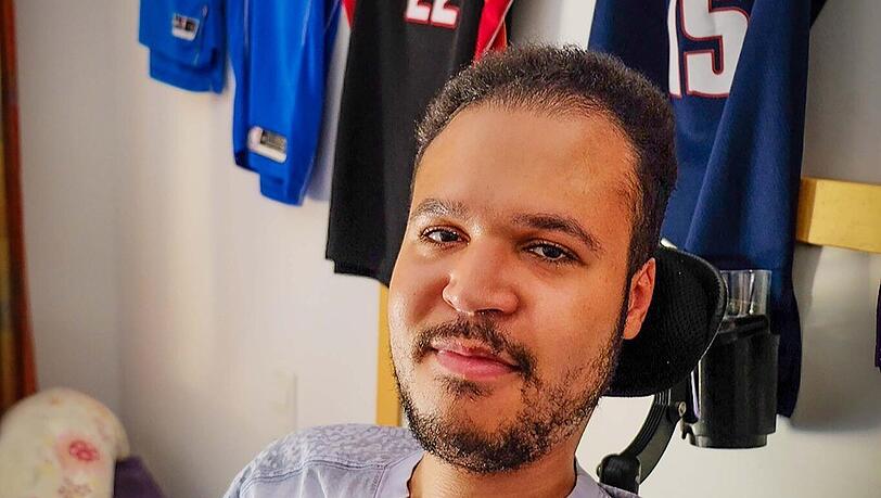 „Mein Traum war es früher einmal, Fußballer oder Basketballer zu werden“: Der Münchner David Reschke (23) spielt seit drei Jahren Rollstuhlfußball. Bald startet die neue Saison, doch bisher fehlt ihm der passende Sportrollstuhl. „Mein Traum war es früher einmal, Fußballer oder Basketballer zu werden“: Der Münchner David Reschke (23) spielt seit drei Jahren Rollstuhlfußball. Bald startet die neue Saison, doch bisher fehlt ihm der passende Sportrollstuhl.