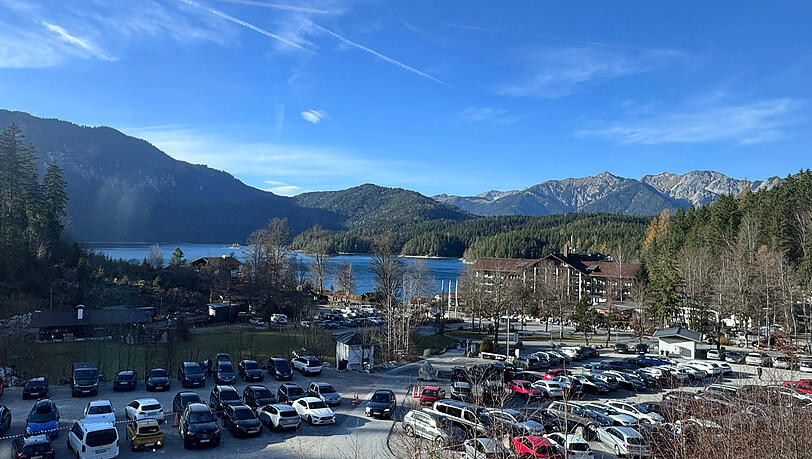 Ein Blick auf den Eibsee und den Parkplatz davor. Ein Blick auf den Eibsee und den Parkplatz davor.