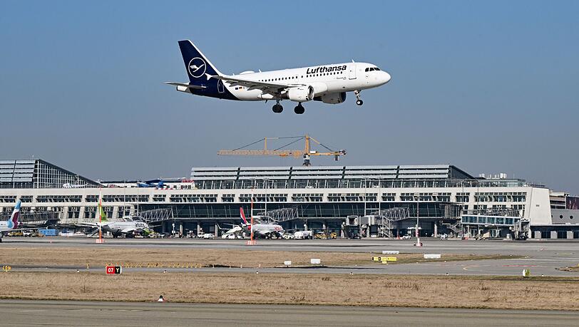Eine Lufthansa-Maschine musste in Stuttgart zwischenlanden. (Archivbild) Eine Lufthansa-Maschine musste in Stuttgart zwischenlanden. (Archivbild)