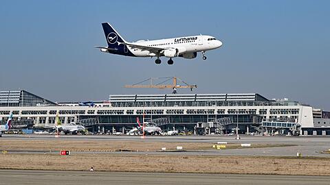 Eine Lufthansa-Maschine musste in Stuttgart zwischenlanden. (Archivbild)