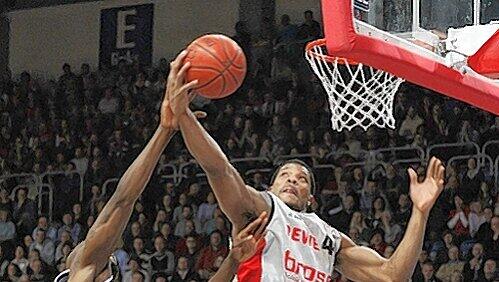 Von einer Erkältung geschwächt, aber mittendrin statt nur dabei: Kyle Hines beim Korbwurf gegen Braunschweig. Von einer Erkältung geschwächt, aber mittendrin statt nur dabei: Kyle Hines beim Korbwurf gegen Braunschweig.