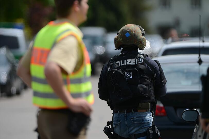 Amok-Alarm an der Lindenschule im bayerischen Memmingen: Nachdem 280 Schüler und ihre Lehrer sich Dienstagmittag nach Schussgeräuschen in den Klassenzimmern eingeschlossen hatten, werden die Schüler mit einem Bus von der Schule weggefahren. Die Polizei durchsucht das Gebäude und fahndet nach einem Achtklässler, der nach Zeugenaussagen mit zwei Waffen hantiert haben soll. Ein Schuss soll gefallen, aber niemand verletzt worden sein.