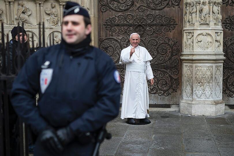 Die Wachsfigur von Papst Franzikus wurde vor der Kathdrale Notre-Dame in Paris der Öffentlichkeit präsentiert