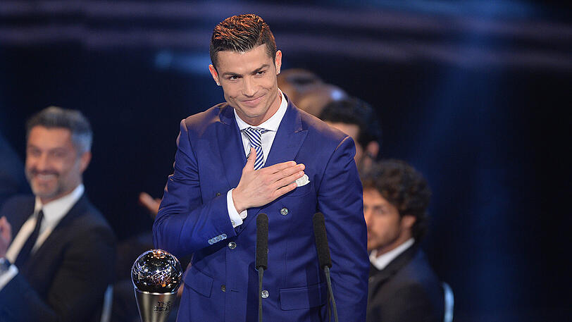 Hand auf's Herz: er war der Beste 2016 - Der portugiesische Fußballspieler Cristiano Ronaldo erhält die Trophäe des FIFA-Weltfussballers 2016.