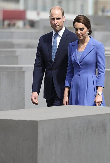 Nachdenkliche Momente: William und Kate im Holocaust-Denkmal in Berlin