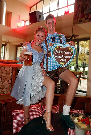 Wiesn-Playmate Patrizia Dinkel mit dem Lebkuchenherz-Herz von Tom Strohbach.