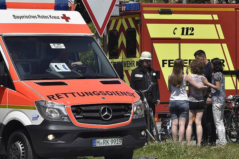 In der Garage des Gymnasiums brannten drei Autos. Die Bilder vom Feuerwehreinsatz.