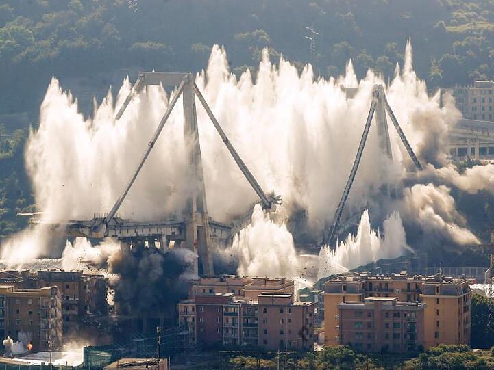 Die verbliebenen Pfeiler der Morandi-Brücke werden gesprengt.