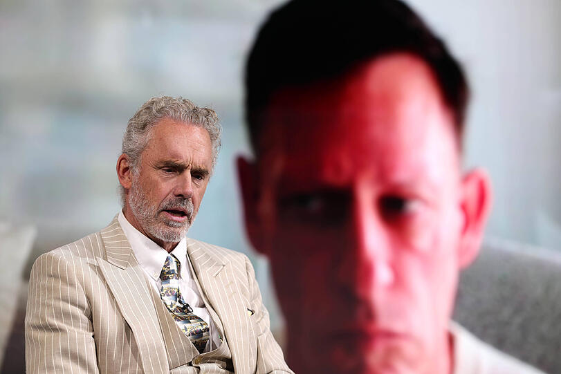 Der Kanadier Jordan Peterson (60) bei seiner Konferenz ARC in London im Februar. Im Hintergrund ist der US-Investor Peter Thiel zu sehen. Im Mai soll Peterson in München auftreten, daran gibt es nun Kritik.