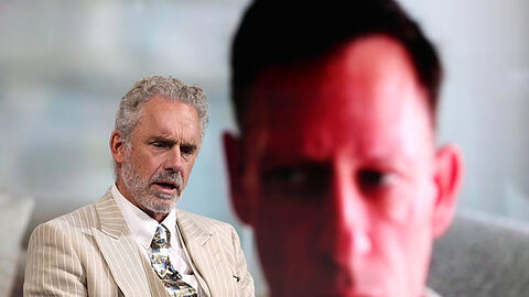 Der Kanadier Jordan Peterson (60) bei seiner Konferenz ARC in London im Februar. Im Hintergrund ist der US-Investor Peter Thiel zu sehen. Im Mai soll Peterson in München auftreten, daran gibt es nun Kritik.