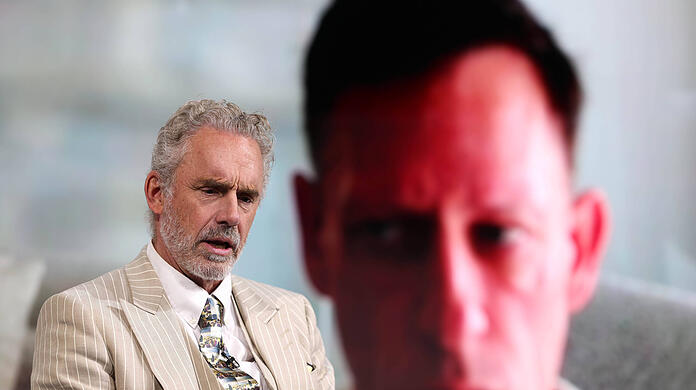 Der Kanadier Jordan Peterson (60) bei seiner Konferenz ARC in London im Februar. Im Hintergrund ist der US-Investor Peter Thiel zu sehen. Im Mai soll Peterson in München auftreten, daran gibt es nun Kritik.