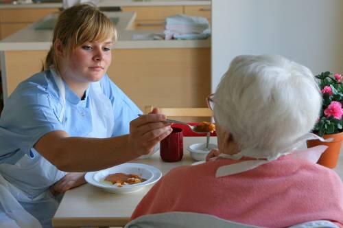 Nicht alle Pflege-Kräfte haben Zeit, sich so intensiv um die Heimbewohner zu kümmern.