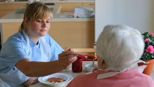 Nicht alle Pflege-Kräfte haben Zeit, sich so intensiv um die Heimbewohner zu kümmern. Nicht alle Pflege-Kräfte haben Zeit, sich so intensiv um die Heimbewohner zu kümmern.