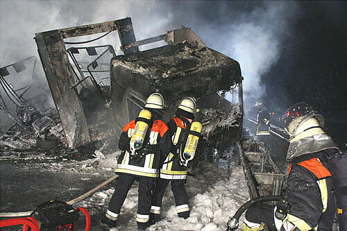 Feuerwehr an der Unfallstelle: Der Geisterfahrer hatte keine Überlebenschance