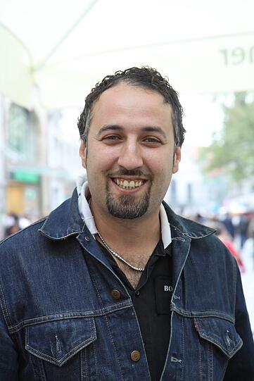 Maurizio Pollastri, 39, Kellner im Wall Street Café: &bdquo;Ich mag die Kaufingerstraße am liebsten vormittags bei gutem Wetter. Ungemütlicher sind die Samstage. Die Leute sind gestres- st. Dabei kann man in der Kaufingerstraße schön in die Fenster gucken und gut Kleidung einkaufen. Leider habe ich für beides zu selten Zeit.&ldquo;
