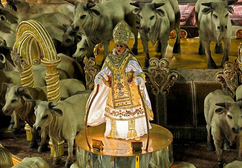 In der Stadt am Zuckerhut ist der "Carnaval 2012" auf seinem Höhepunkt: Zehntausende Tänzer, Tänzerinnen und Trommler zogen in der Nacht zum Dienstag erneut mit riesigen Motivwagen durch Rios Sambódromo an begeisterten Zuschauern vorbei - sehen Sie hier die Bilder...