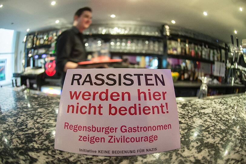 Ein Aufkleber mit der Aufschrift «Rassisten werden hier nicht bedient!» am Café Picasso in Regensburg. Der Initiative haben sich rund 150 Gastwirte in Bayern angeschlossen.