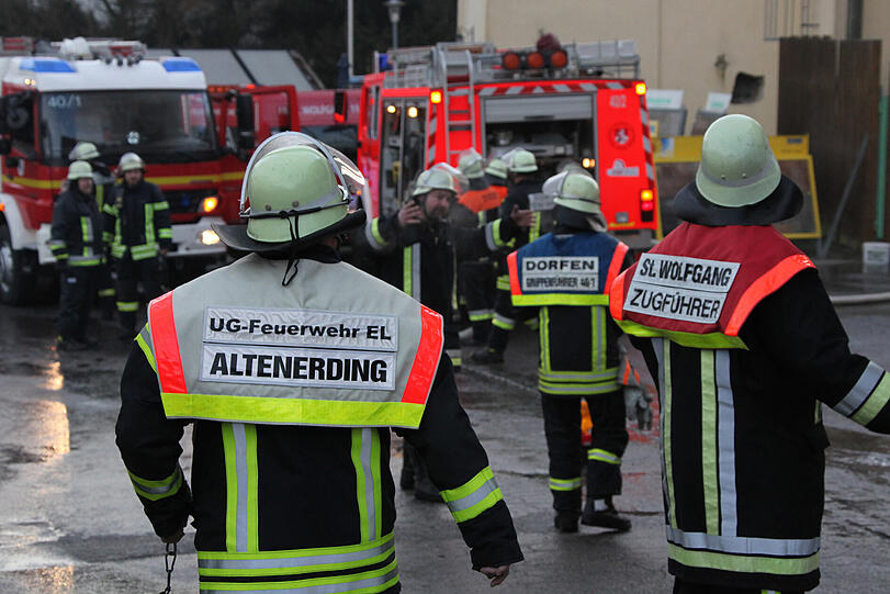 Brand in einer Lagerhalle in St. Wolfgang. Wir haben die Bilder...