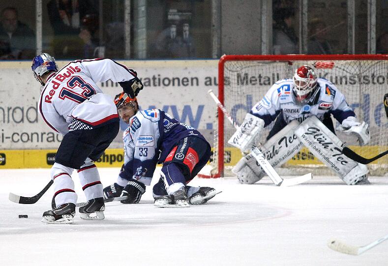 EHC-Stürmer Daniel Sparre bei der 2:3-Pleite gegen die Iserlohn Roosters.