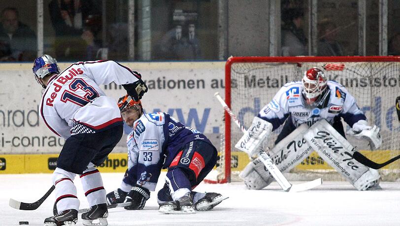 EHC-Stürmer Daniel Sparre bei der 2:3-Pleite gegen die Iserlohn Roosters. EHC-Stürmer Daniel Sparre bei der 2:3-Pleite gegen die Iserlohn Roosters.