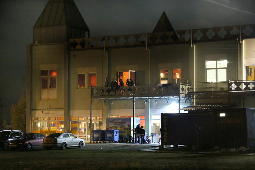 Polizei und Rettung im Flüchtlingsheim. Die Bilder von der Einsatz-Nacht.