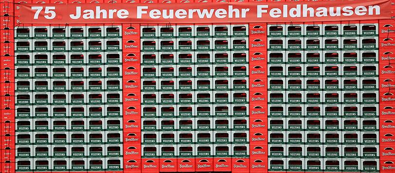 Ein Feuerwehrauto aus 4734 leeren Bierkästen