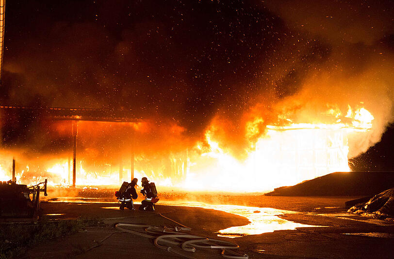 Die Bilder vom Feuerwehreinsatz beim Großbrand der Lagerhalle in Fridolfing.