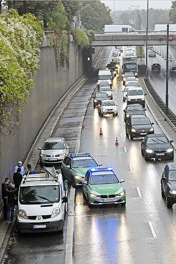 Herzinfarkt am Steuer: Dieser Unfall sorgte am Freitagvormittag für einen kilometerlangen Rückstau auf dem Mittleren Ring.