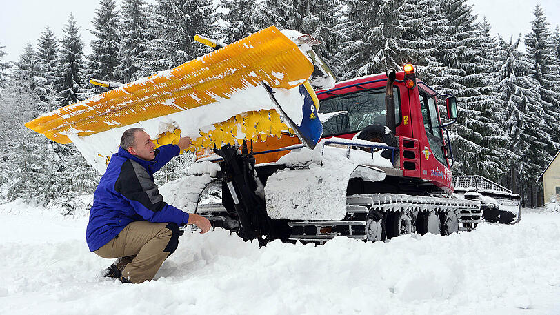 Die Schneefräsen der Pistenbullys sind derzeit im Dauereinsatz.