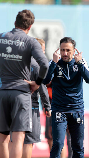 Trainer Vitor Pereira spricht mit Sebastian Boenisch.