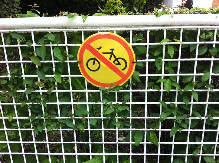 ... die Hunde waren ganz brav und warteten wohl nur auf ihr Herrchen oder Frauen. Bei dem Parkverbot für Radl an dem Zaun aber bleibt es.
