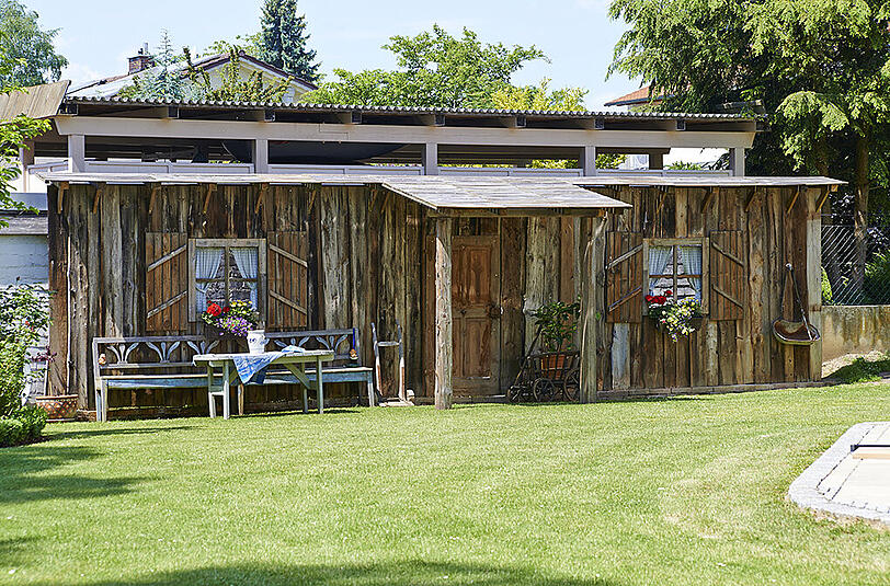 Eine Almhütte als Gartenhaus: So urig schaut es bei Sängerin Nicki in ihrem 3000 Quadratmeter großen Garten aus.
