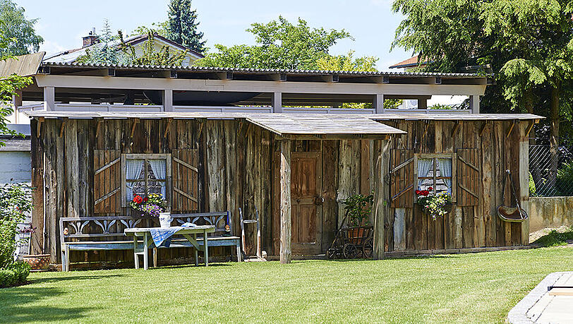 Eine Almhütte als Gartenhaus: So urig schaut es bei Sängerin Nicki in ihrem 3000 Quadratmeter großen Garten aus. Eine Almhütte als Gartenhaus: So urig schaut es bei Sängerin Nicki in ihrem 3000 Quadratmeter großen Garten aus.