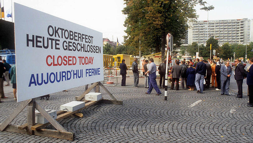 Fällt das Oktoberfest 2020 wegen Corona aus? Bilder wie diese vor 40 Jahren, als die Wiesn nach dem Oktoberfest-Attentat 1980 für einen Tag geschlossen hatte, könnten noch einmal Wirklichkeit werden, wenn die Coronavirus-Pandemie bis zum September nicht besiegt ist. Fällt das Oktoberfest 2020 wegen Corona aus? Bilder wie diese vor 40 Jahren, als die Wiesn nach dem Oktoberfest-Attentat 1980 für einen Tag geschlossen hatte, könnten noch einmal Wirklichkeit werden, wenn die Coronavirus-Pandemie bis zum September nicht besiegt ist.