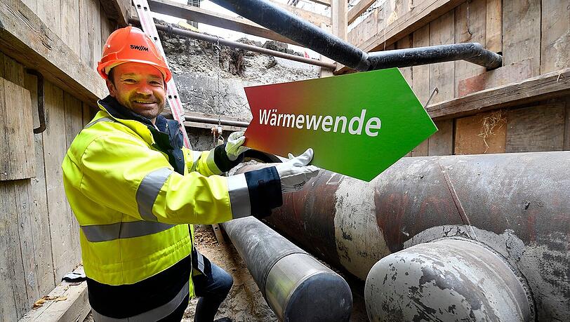 Stefan Dworschak, Geschäftsführer SWM-Infrastruktur: "Die Geothermie liefert bis zu 120 Grad Celsius heißes Wasser. Dieses kann nicht in das bestehende Dampfnetz eingebunden werden, das auf rund 200 Grad Betriebstemperatur ausgelegt ist. Die Rohre müssen aufgrund des niedrigeren Temperaturniveaus und des höheren Drucks verstärkt werden, stellenweise werden die Leitungen auch ausgetauscht." Stefan Dworschak, Geschäftsführer SWM-Infrastruktur: "Die Geothermie liefert bis zu 120 Grad Celsius heißes Wasser. Dieses kann nicht in das bestehende Dampfnetz eingebunden werden, das auf rund 200 Grad Betriebstemperatur ausgelegt ist. Die Rohre müssen aufgrund des niedrigeren Temperaturniveaus und des höheren Drucks verstärkt werden, stellenweise werden die Leitungen auch ausgetauscht."