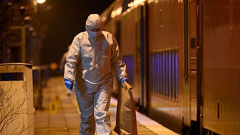 Mitarbeiter der Spurensicherung auf dem Bahnsteig.